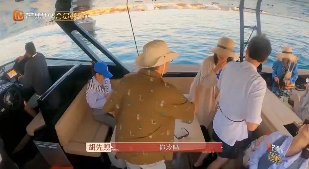 我也不想磕啊，可他俩手都牵上叻！