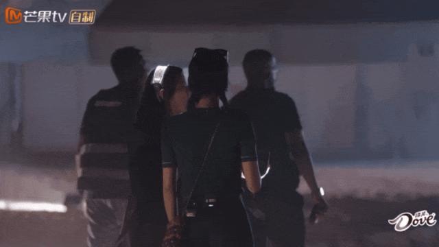 我也不想磕啊，可他俩手都牵上叻！