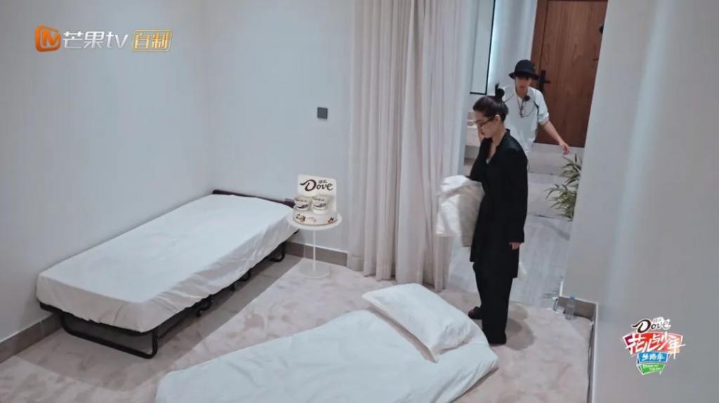 我也不想磕啊，可他俩手都牵上叻！