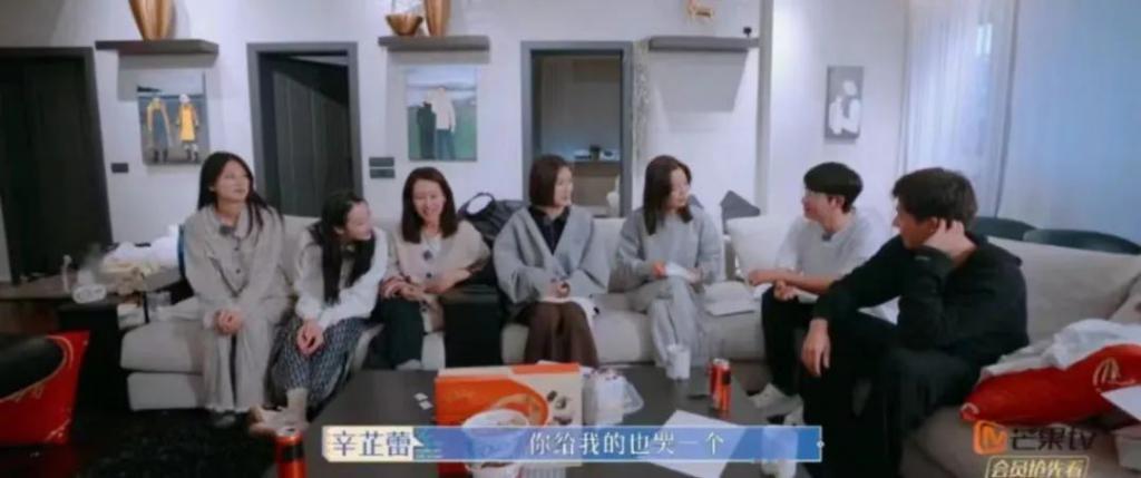 我也不想磕啊，可他俩手都牵上叻！