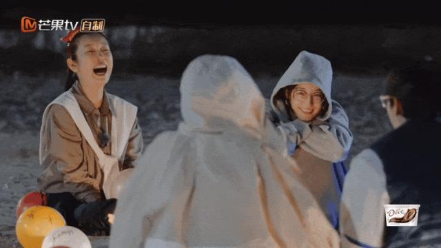 我也不想磕啊，可他俩手都牵上叻！