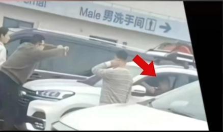 奔驰车主砸车事件反转？被砸车女子回应这不是真相