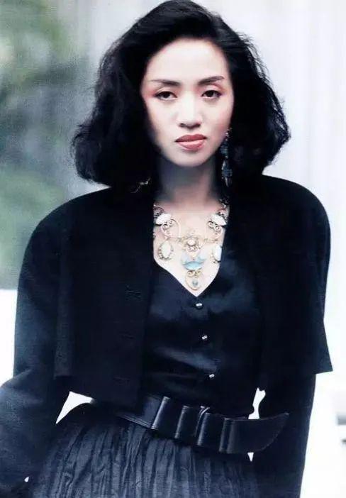 还在执著大红唇的港风妆，我有点倦了