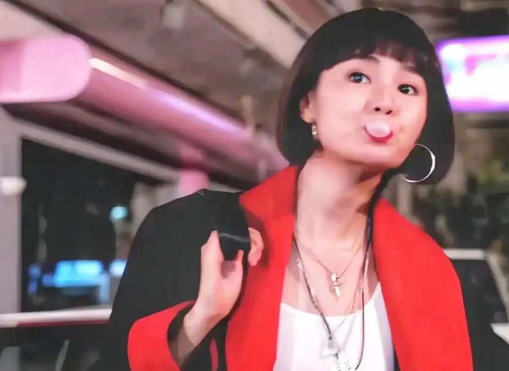 还在执著大红唇的港风妆，我有点倦了