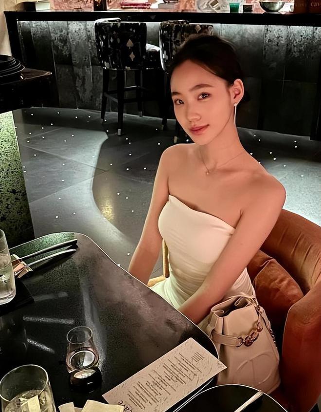 这样真的好吗？小S二女儿秀身材16岁穿衣大胆又略显尴尬