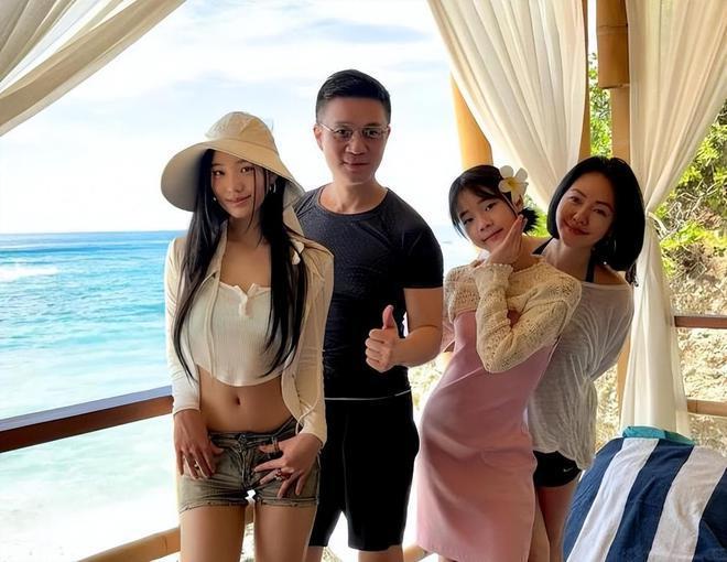 这样真的好吗？小S二女儿秀身材16岁穿衣大胆又略显尴尬