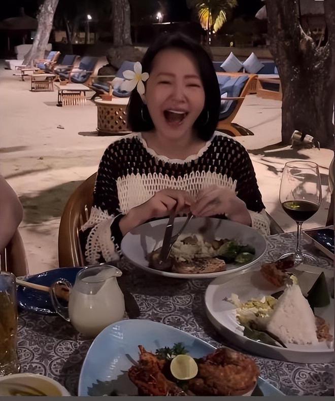 这样真的好吗？小S二女儿秀身材16岁穿衣大胆又略显尴尬