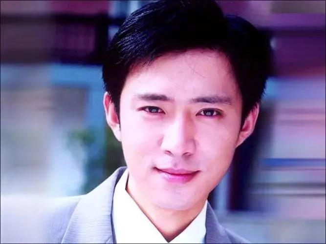 凭《情深深雨蒙蒙》爆红，为女友放弃表演，才知女友竟是她