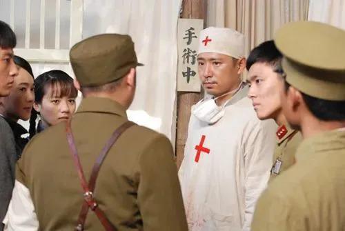 凭《情深深雨蒙蒙》爆红，为女友放弃表演，才知女友竟是她