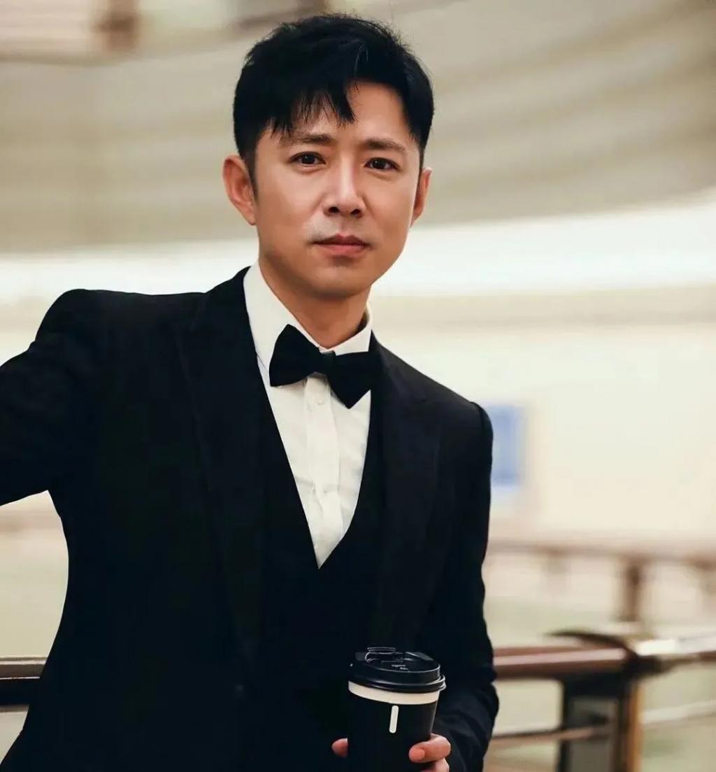 凭《情深深雨蒙蒙》爆红，为女友放弃表演，才知女友竟是她