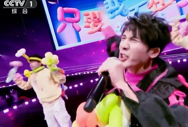 央视小年春晚11大看点，康辉撒贝宁神话歌曲太动人