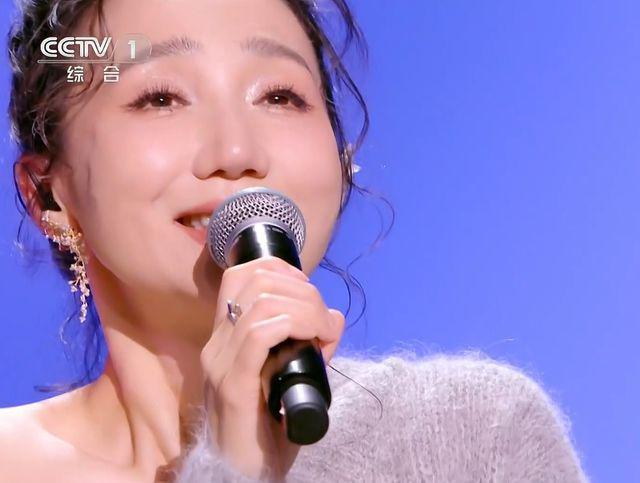央视小年春晚11大看点，康辉撒贝宁神话歌曲太动人