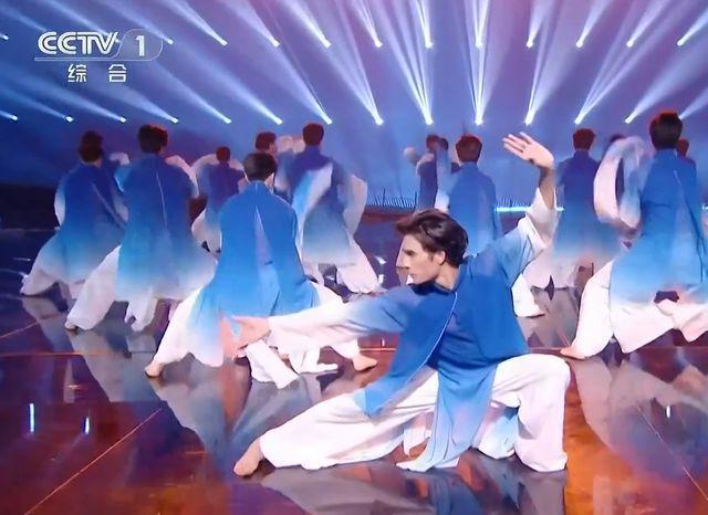 央视小年春晚11大看点，康辉撒贝宁神话歌曲太动人