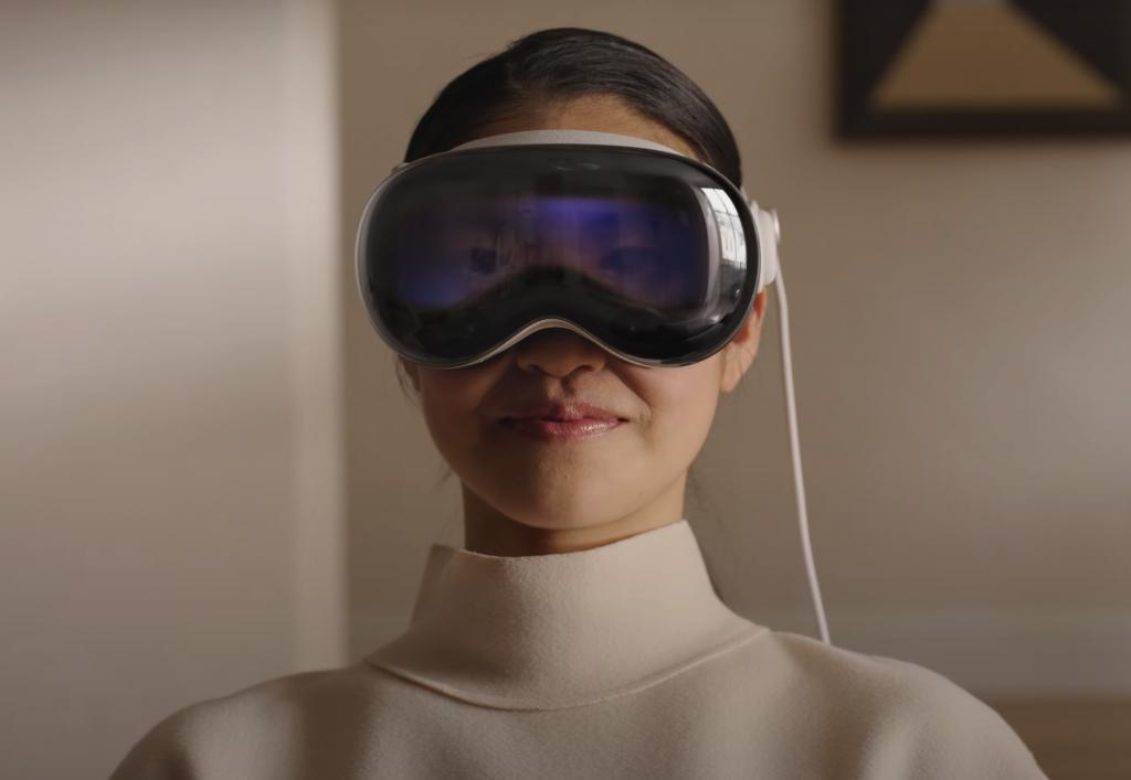 苹果 Vision Pro 上手！这玩意卖两万多，真的合适吗？