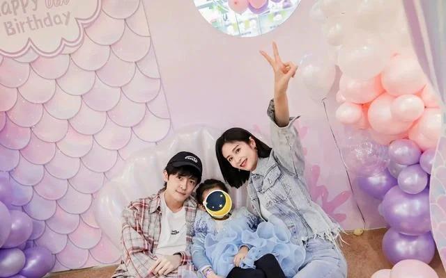 颖儿晒全家福为女儿庆生，一家三口互动有爱，女儿长腿抢镜