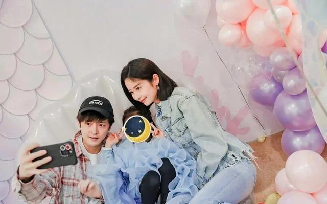 颖儿晒全家福为女儿庆生，一家三口互动有爱，女儿长腿抢镜