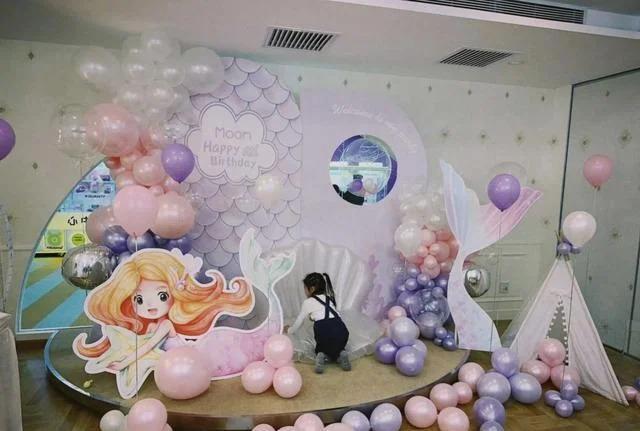 颖儿晒全家福为女儿庆生，一家三口互动有爱，女儿长腿抢镜