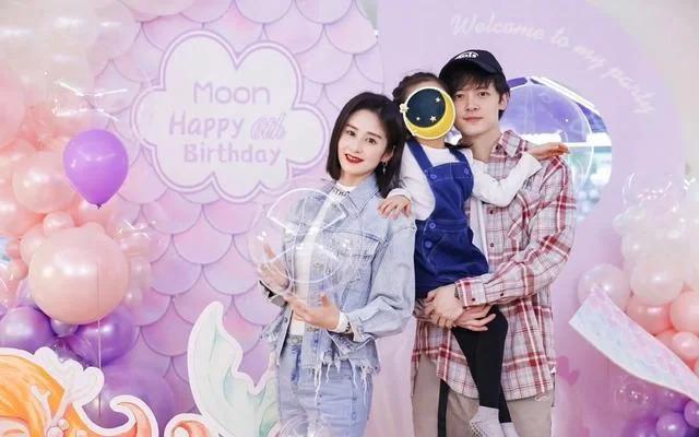 颖儿晒全家福为女儿庆生，一家三口互动有爱，女儿长腿抢镜