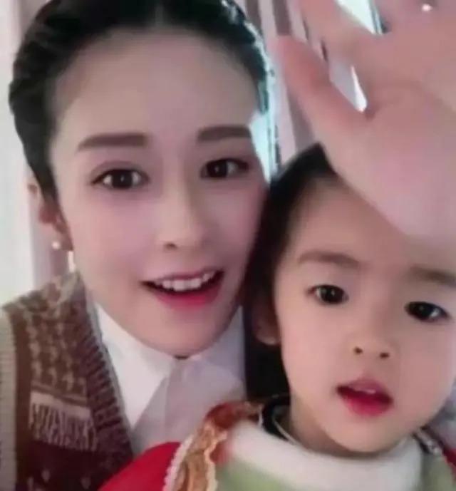 颖儿晒全家福为女儿庆生，一家三口互动有爱，女儿长腿抢镜