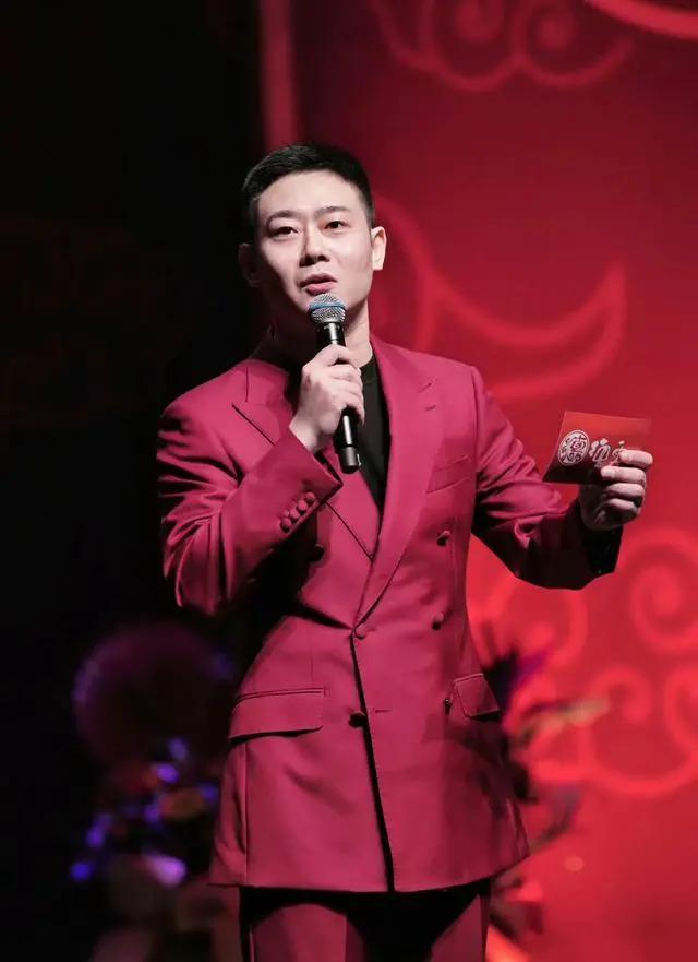 德云社封箱庆典好精彩，郭德纲于谦合体表演，岳云鹏当场落泪