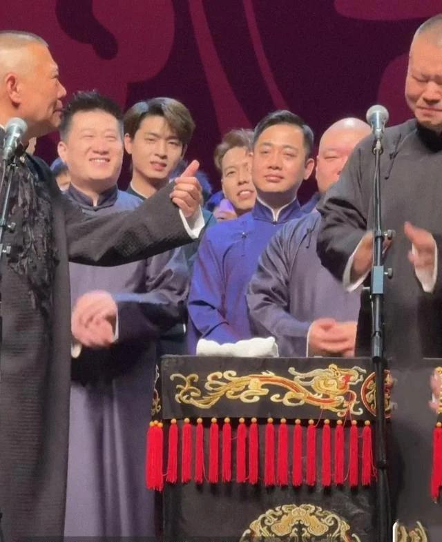 德云社封箱庆典好精彩，郭德纲于谦合体表演，岳云鹏当场落泪