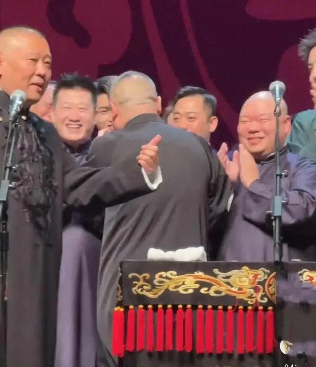 德云社封箱庆典好精彩，郭德纲于谦合体表演，岳云鹏当场落泪