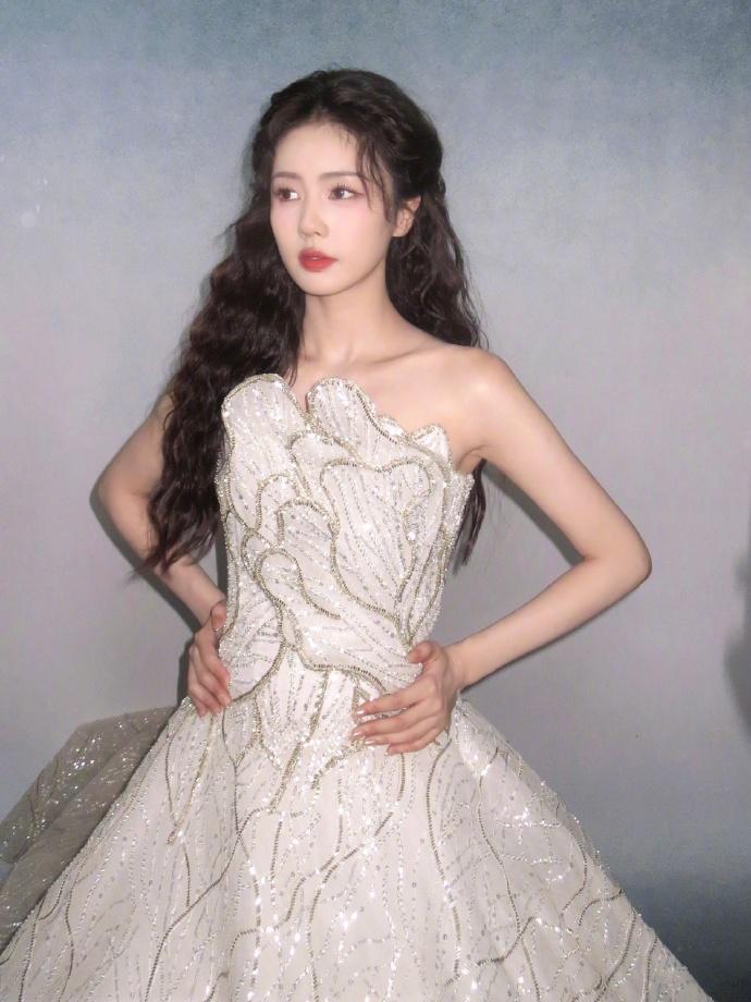 白鹿身穿纯白礼裙 甜美可爱