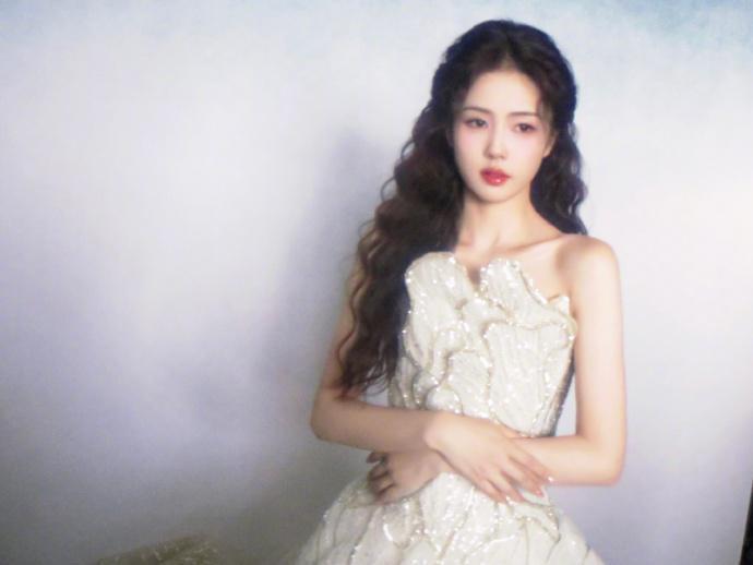 白鹿身穿纯白礼裙 甜美可爱