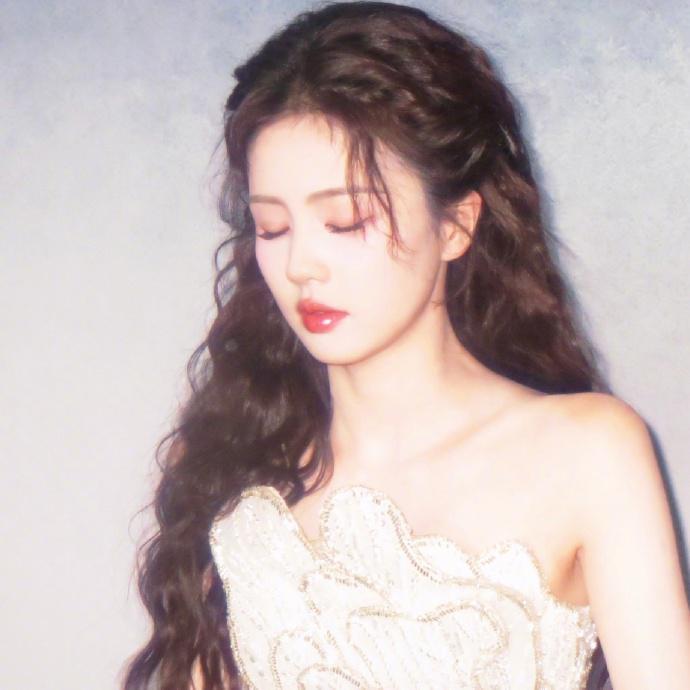 白鹿身穿纯白礼裙 甜美可爱