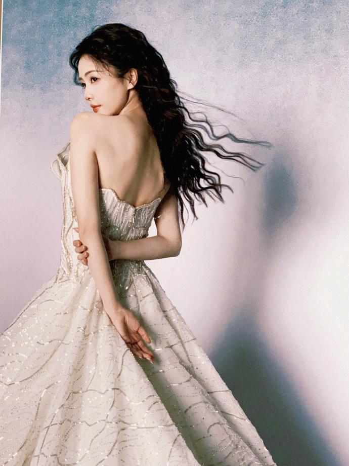 白鹿身穿纯白礼裙 甜美可爱