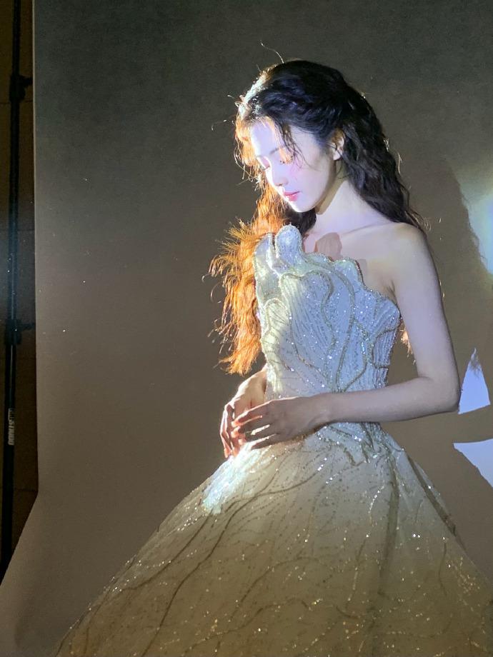 白鹿身穿纯白礼裙 甜美可爱