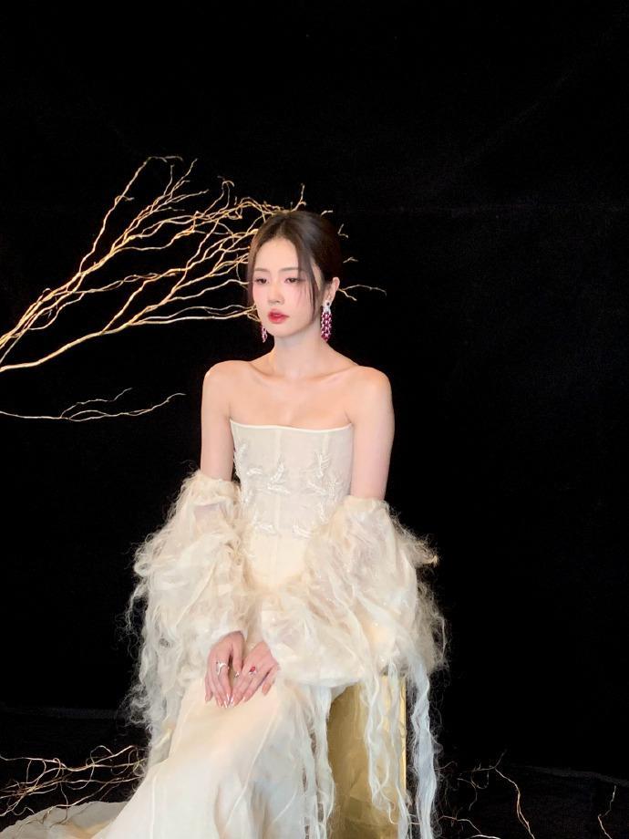 白鹿身穿纯白礼裙 甜美可爱