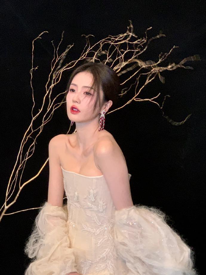 白鹿身穿纯白礼裙 甜美可爱