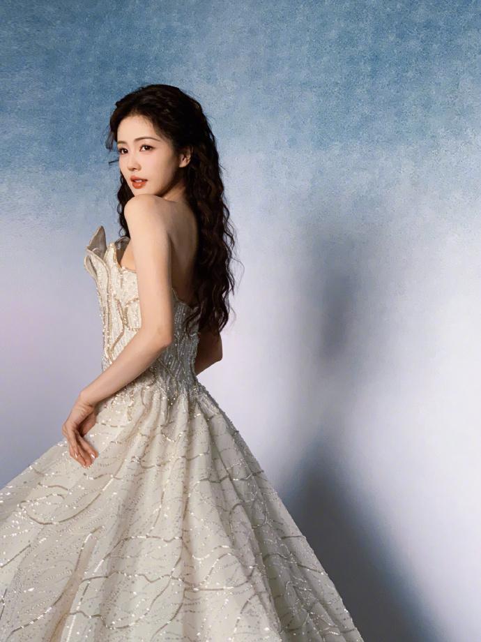 白鹿身穿纯白礼裙 甜美可爱