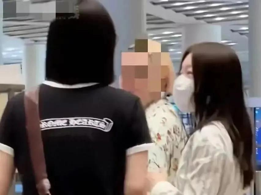 前尘往事一笔勾销，这俩人又冰释前嫌如胶似漆了？
