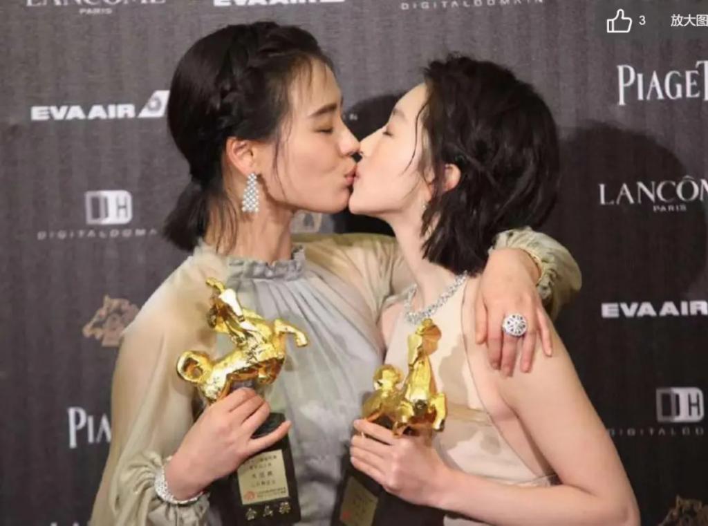 前尘往事一笔勾销，这俩人又冰释前嫌如胶似漆了？