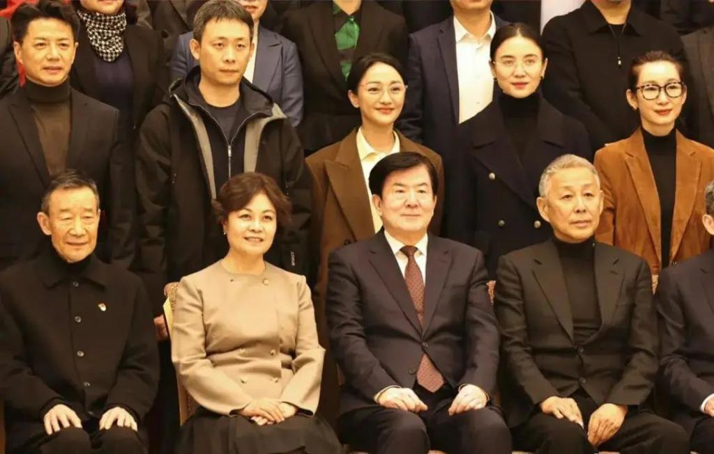 北京这场会议，吴京被骂开会戴帽子不礼貌，真冤还是飘了？