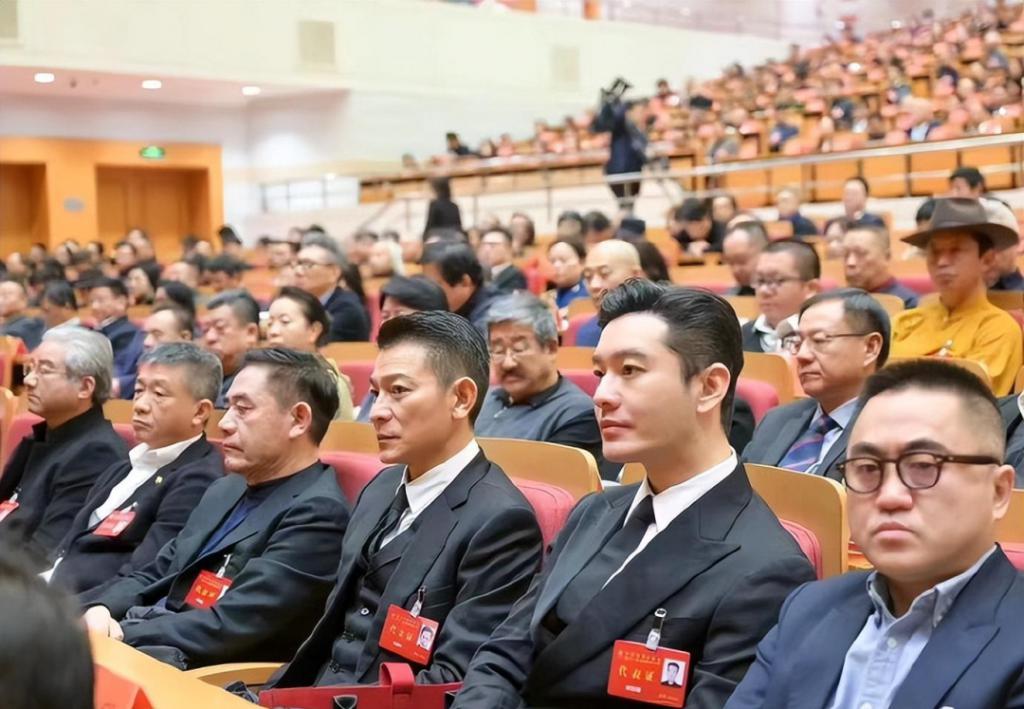 北京这场会议，吴京被骂开会戴帽子不礼貌，真冤还是飘了？