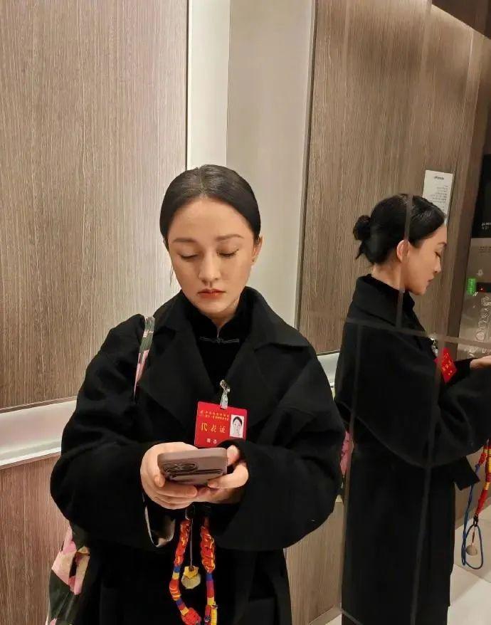 北京这场会议，吴京被骂开会戴帽子不礼貌，真冤还是飘了？