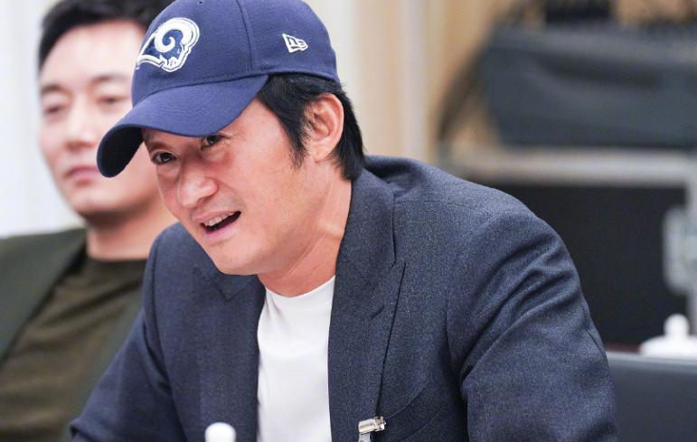 北京这场会议，吴京被骂开会戴帽子不礼貌，真冤还是飘了？