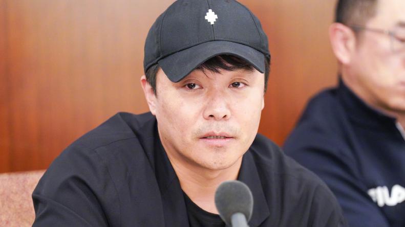 北京这场会议，吴京被骂开会戴帽子不礼貌，真冤还是飘了？