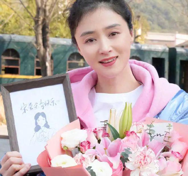 好家伙！40岁蒋欣给小鲜肉「演妈」了，有人70岁还在演少女
