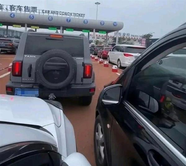 奔驰加塞事件正面7分钟监控曝光:奔驰男砸车前被白色奇瑞车顶了一下 网友吵翻