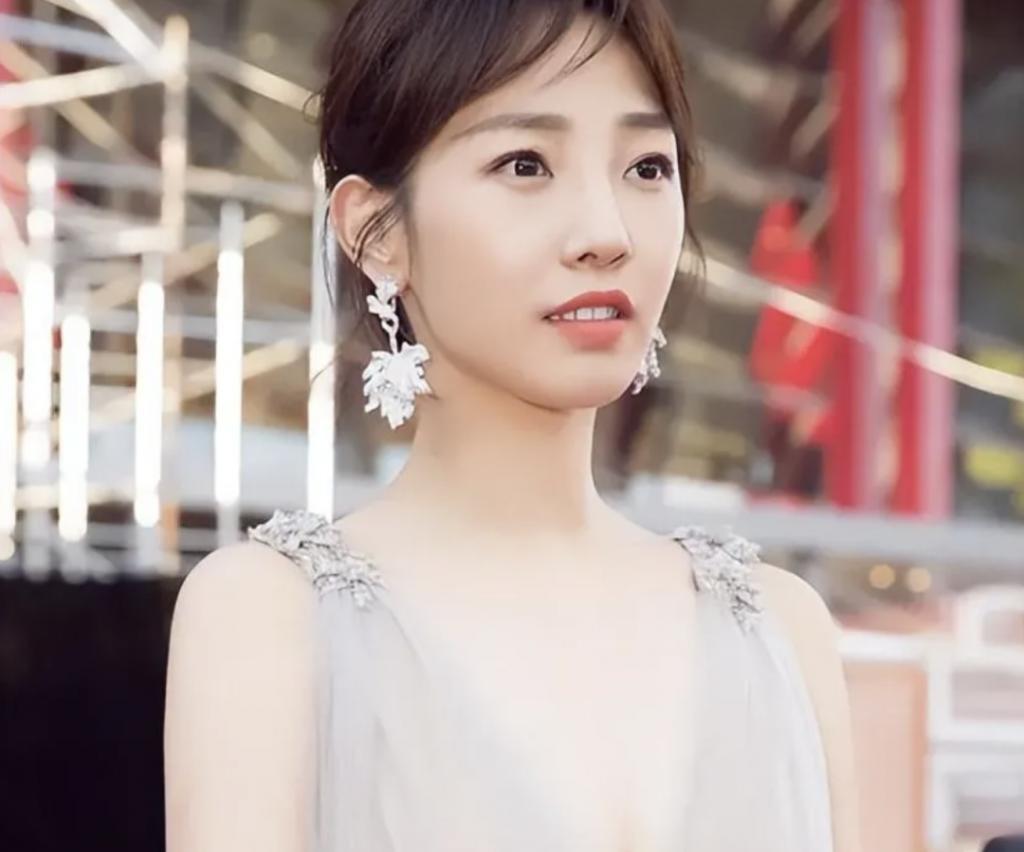 长得像白百何却没有白百何的“清醒”！从红极一时到无人提及