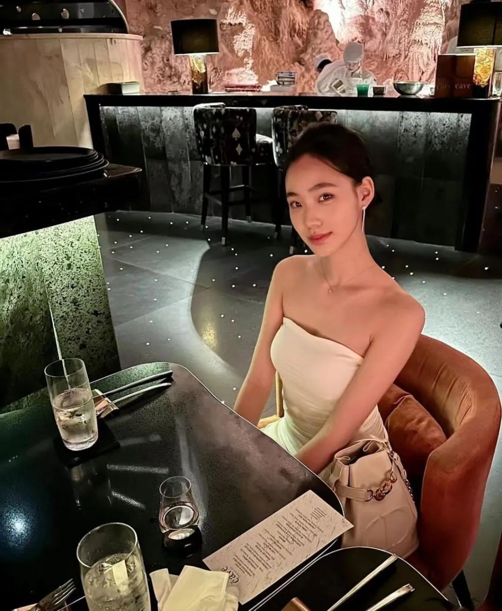 小S二女儿连换三套泳装，却总感觉别扭，才16岁又不是维密