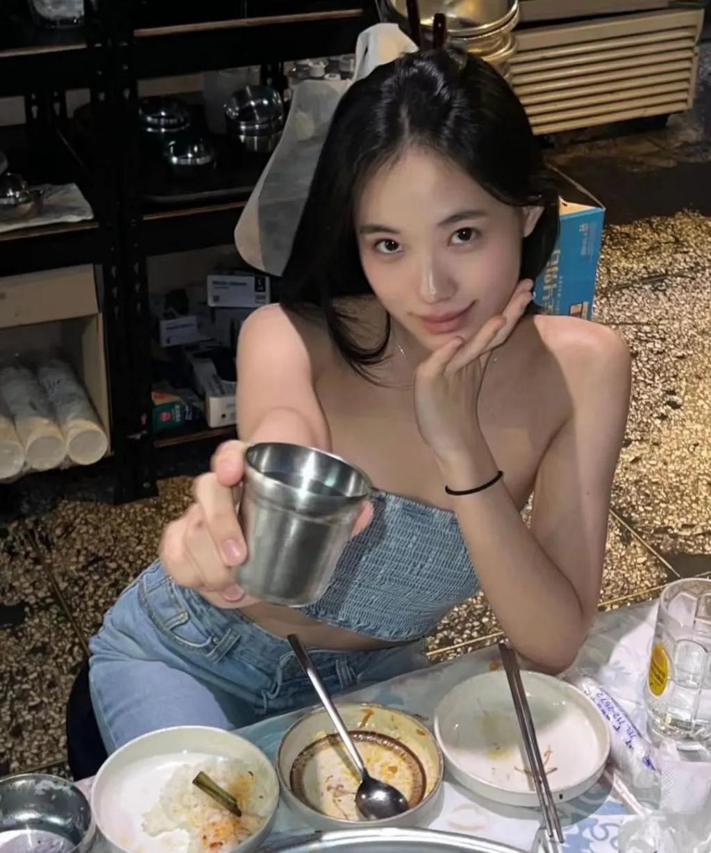 小S二女儿连换三套泳装，却总感觉别扭，才16岁又不是维密
