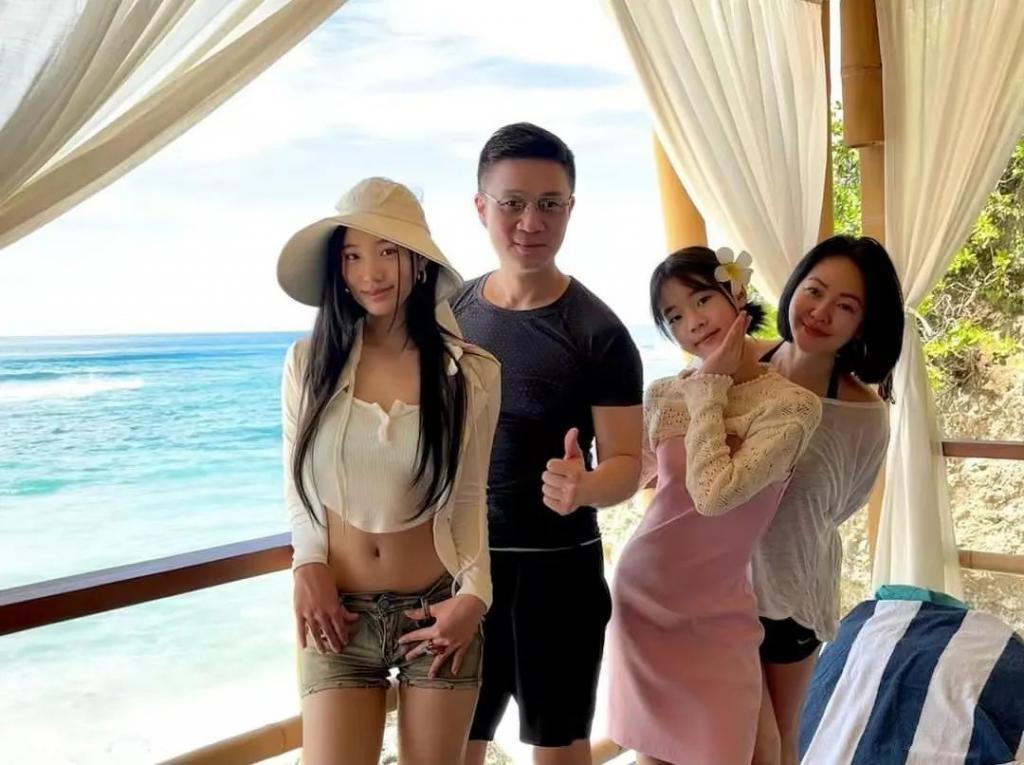 小S二女儿连换三套泳装，却总感觉别扭，才16岁又不是维密