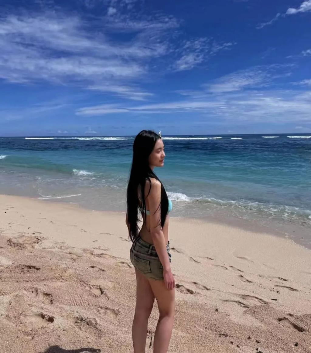 小S二女儿连换三套泳装，却总感觉别扭，才16岁又不是维密