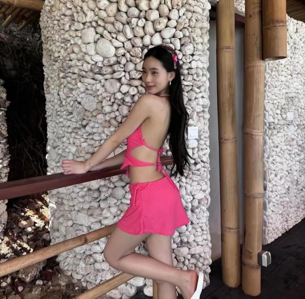 小S二女儿连换三套泳装，却总感觉别扭，才16岁又不是维密