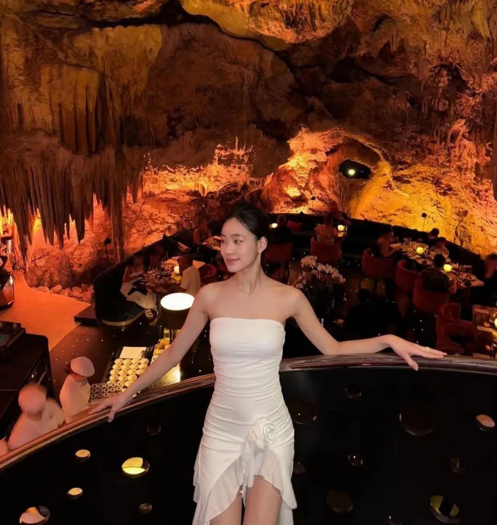 小S二女儿连换三套泳装，却总感觉别扭，才16岁又不是维密